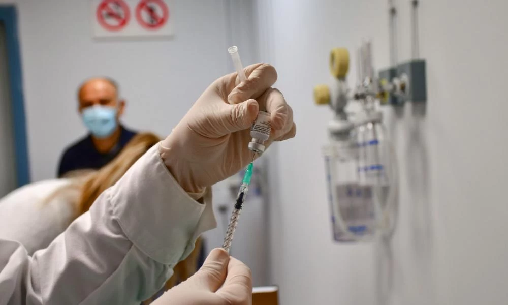 ΠΟΕΔΗΝ: Δεν θα μετατραπούν τα νοσοκομεία σε εμβολιαστικά κέντρα για ηλικιωμένους
